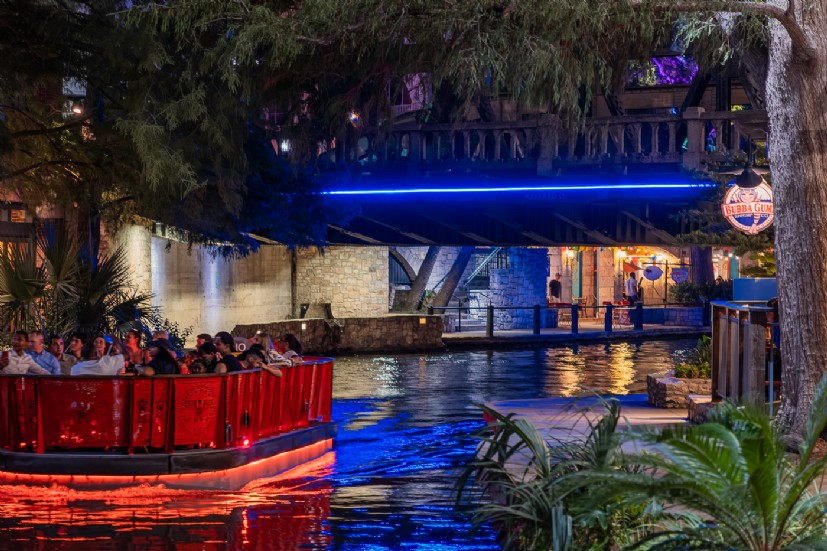 San Antonio River Walk pedestrian pathway lit by QTL’s architectural LED lighting for outdoor public spaces