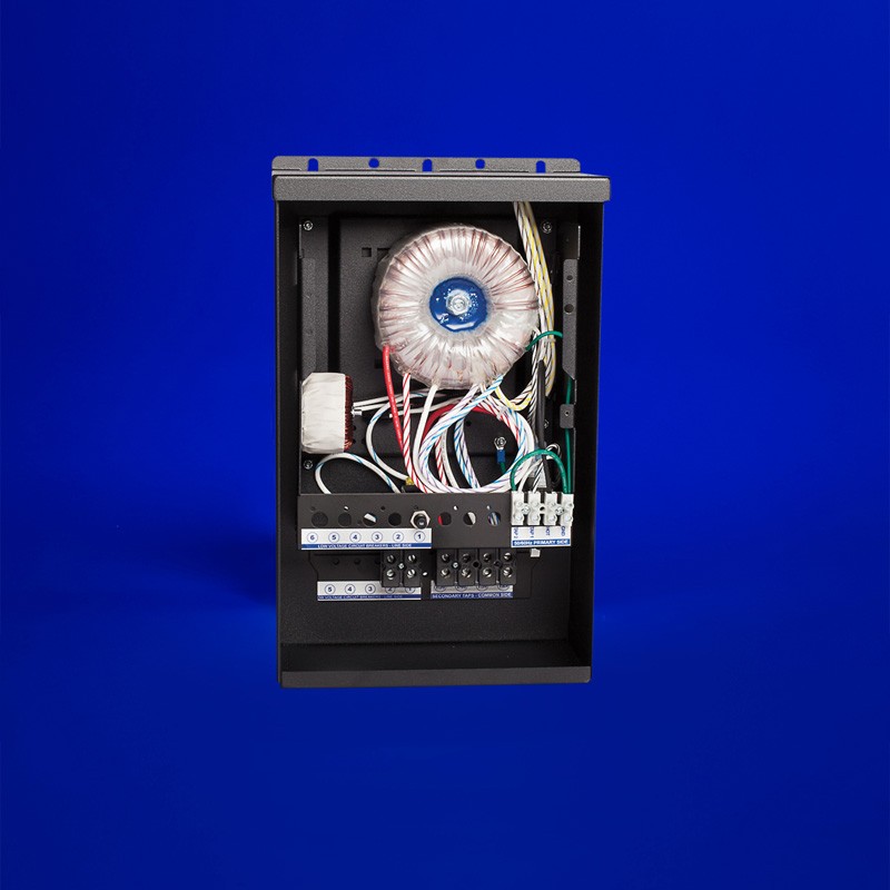 60-750W outdoor AC power supply available in 12VAC or 24VAC. Known for its quiet operation and efficiency, it offers five tuning taps for precise voltage adjustment to fixtures